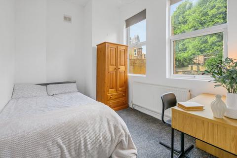 4 bedroom flat to rent, Gedling Grove, Arboretum, Nottingham, NG7