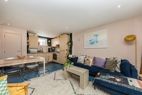 3 bedroom flat for sale, Reading Lane, London E8