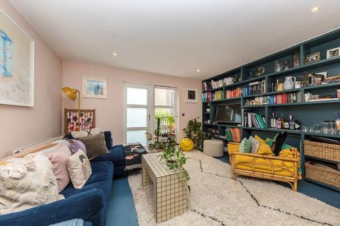 3 bedroom flat for sale, Reading Lane, London E8