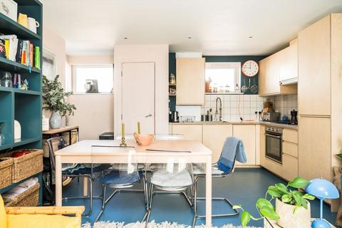 7b Reading Lane, London, E8 1DS