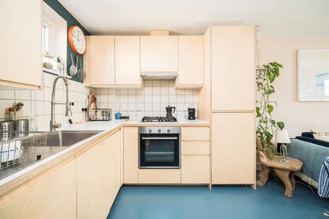 7b Reading Lane, London, E8 1DS