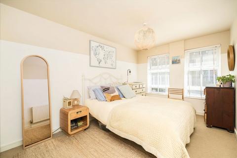 7b Reading Lane, London, E8 1DS