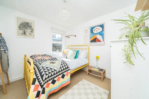 7b Reading Lane, London, E8 1DS