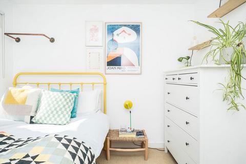 7b Reading Lane, London, E8 1DS