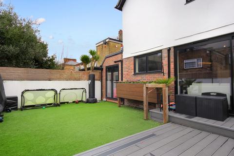 5 bedroom link detached house to rent, Cowper Road, W3