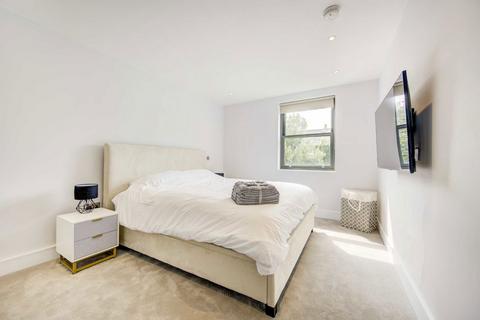 2 bedroom flat to rent, Albany Court, London W4