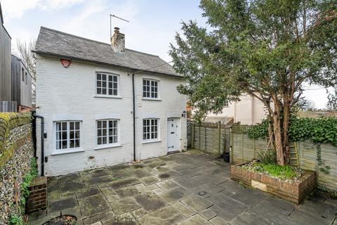 2 bedroom detached house to rent, High Street, Winchester SO21