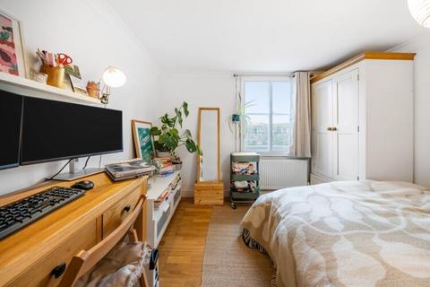 3 bedroom flat to rent, Ferndale Road, SW4