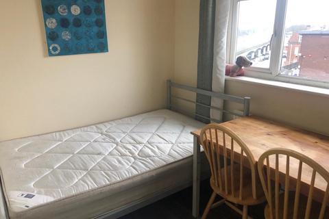 1 bedroom in a house share to rent, High Road, London NW7