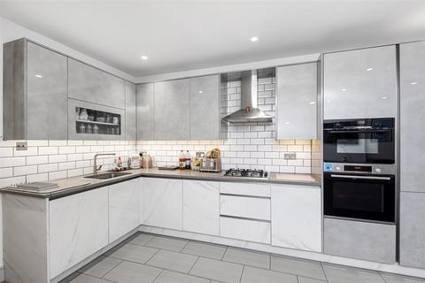 3 bedroom maisonette to rent, Kerrison Road, Ealing W5