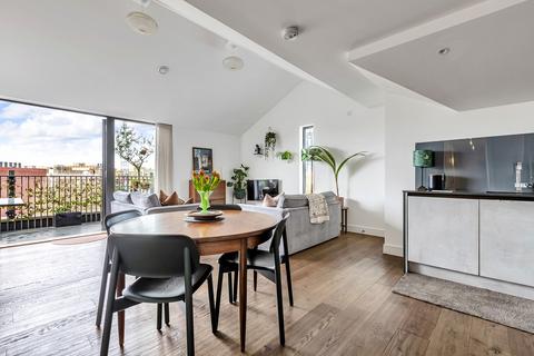 3 bedroom apartment for sale, Wild Flower Gardens, London, E3