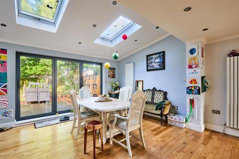4 bedroom end of terrace house for sale, Oliver Close, Chiswick, W4