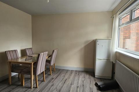 3 bedroom house to rent, Park View Avenue, Leeds