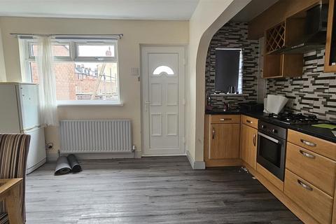 3 bedroom house to rent, Park View Avenue, Leeds