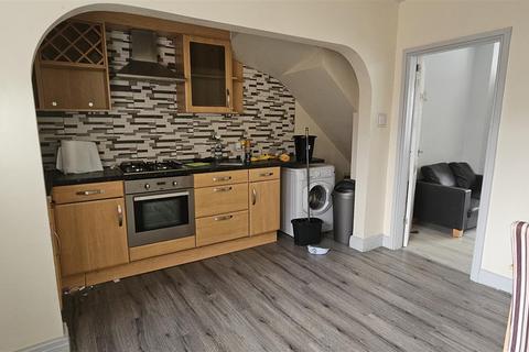 3 bedroom house to rent, Park View Avenue, Leeds