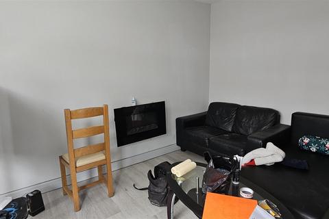 3 bedroom house to rent, Park View Avenue, Leeds