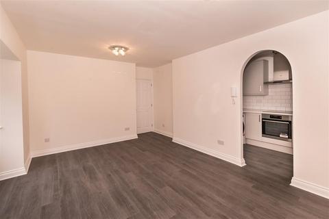 2 bedroom flat to rent, Woodland Grove, Epping