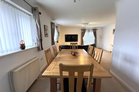 2 bedroom apartment to rent, Rivermead Court, Wakefield