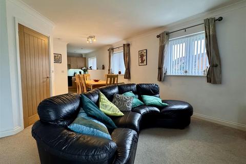 2 bedroom apartment to rent, Rivermead Court, Wakefield