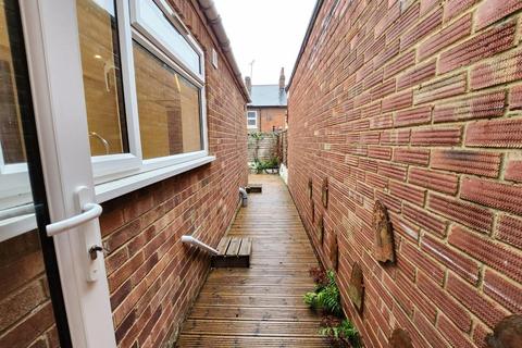 2 bedroom terraced house to rent, Princes Street, Reading