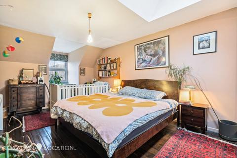 2 bedroom flat for sale, Horton Road, London, E8