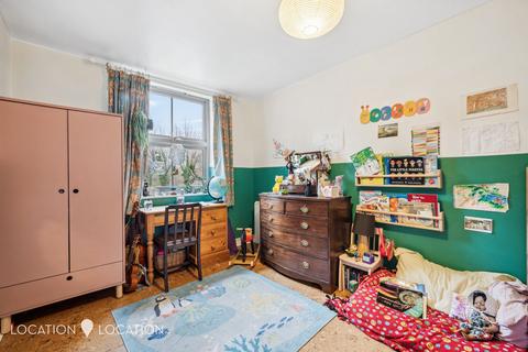 2 bedroom flat for sale, Horton Road, London, E8