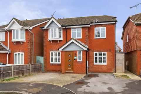 4 bedroom detached house to rent, Chesterton Place, Fareham PO15