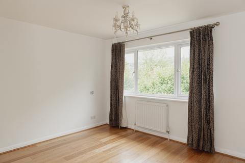 3 bedroom end of terrace house to rent, Burnham Drive, Reigate