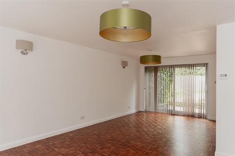 3 bedroom end of terrace house to rent, Burnham Drive, Reigate