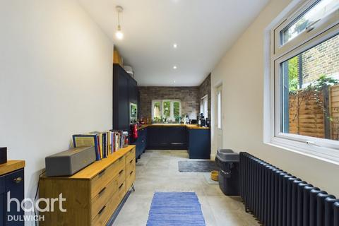 3 bedroom terraced house for sale, Colls Road, London