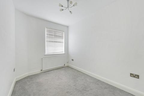 2 bedroom flat to rent, Ridge Terrace, Green Lanes Ridge Terrace N21