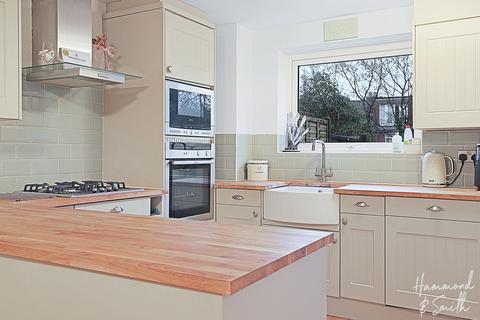 27 Springfield, Epping, CM16 4LA