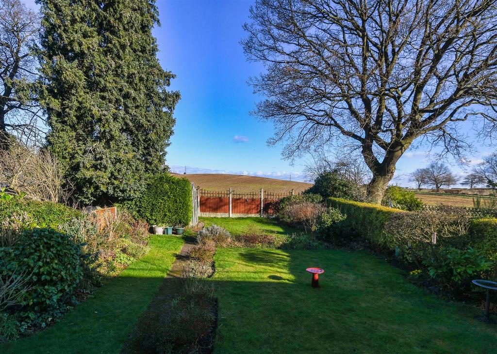 7 Yew Tree Road - Garden (2).jpg