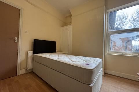 5 bedroom flat share to rent, Stratford Road, Hall Green B28