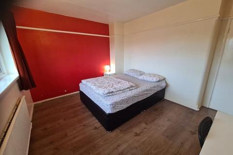 5 bedroom flat to rent, Lavender Rise, WEST DRAYTON, UB7