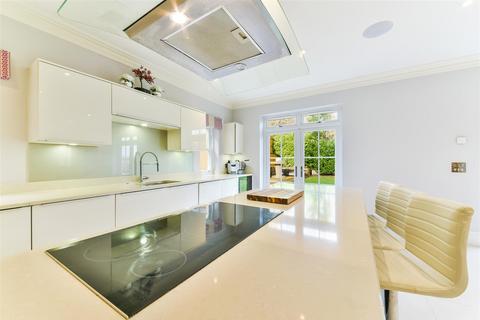 5 High Oaks Close, Coulsdon, CR5 3EZ
