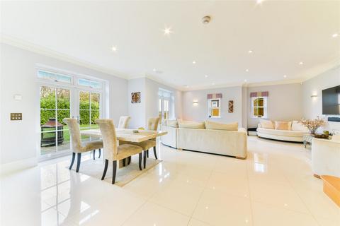 5 High Oaks Close, Coulsdon, CR5 3EZ