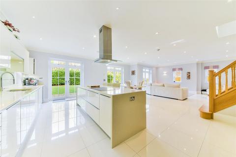 5 High Oaks Close, Coulsdon, CR5 3EZ
