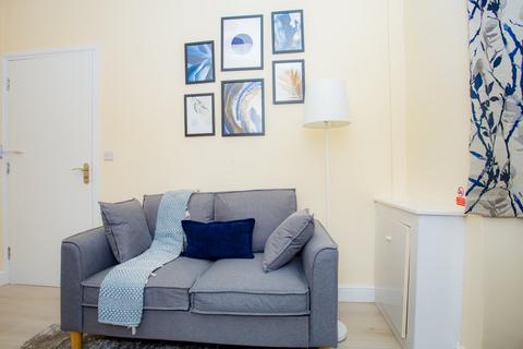3 bedroom terraced house to rent, Craig Road, Manchester M18