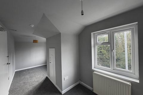 3 bedroom flat to rent, Basingstoke Road, Reading RG7