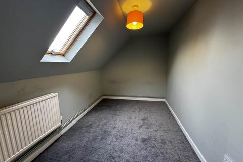 3 bedroom flat to rent, Basingstoke Road, Reading RG7