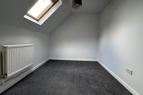 3 bedroom flat to rent, Basingstoke Road, Reading RG7