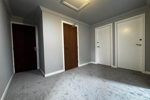 3 bedroom flat to rent, Basingstoke Road, Reading RG7