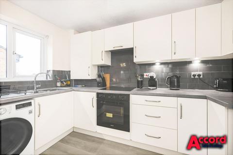 1 bedroom flat for sale, Latimer Drive, Hornchurch, RM12