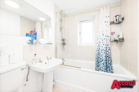 1 bedroom flat for sale, Latimer Drive, Hornchurch, RM12