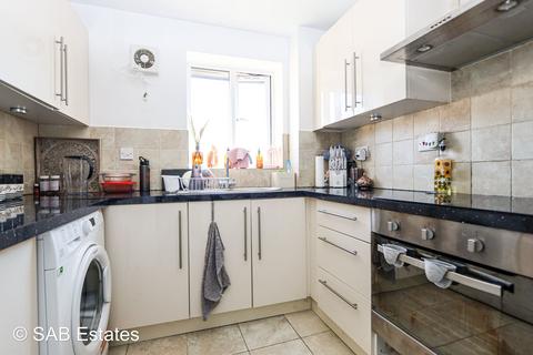 2 bedroom flat to rent, Walpole Road, Slough, SL1