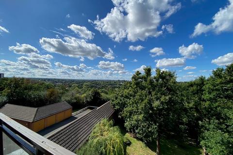 2 bedroom flat for sale, Oaklands Road, Bromley BR1