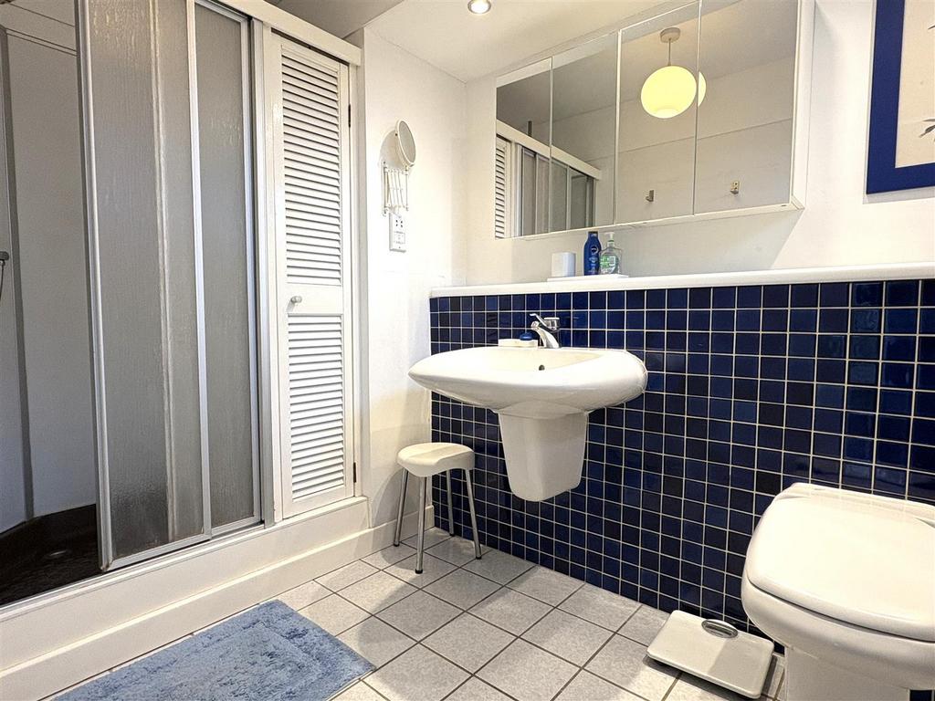 En suite shower room/wc