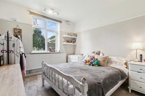 1 bedroom flat for sale, Kelmscott Gardens, London, W12