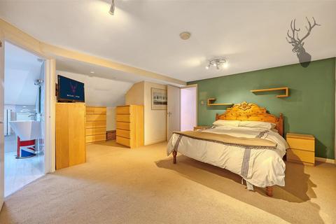 8 Onslow Close, London, E4 6QD
